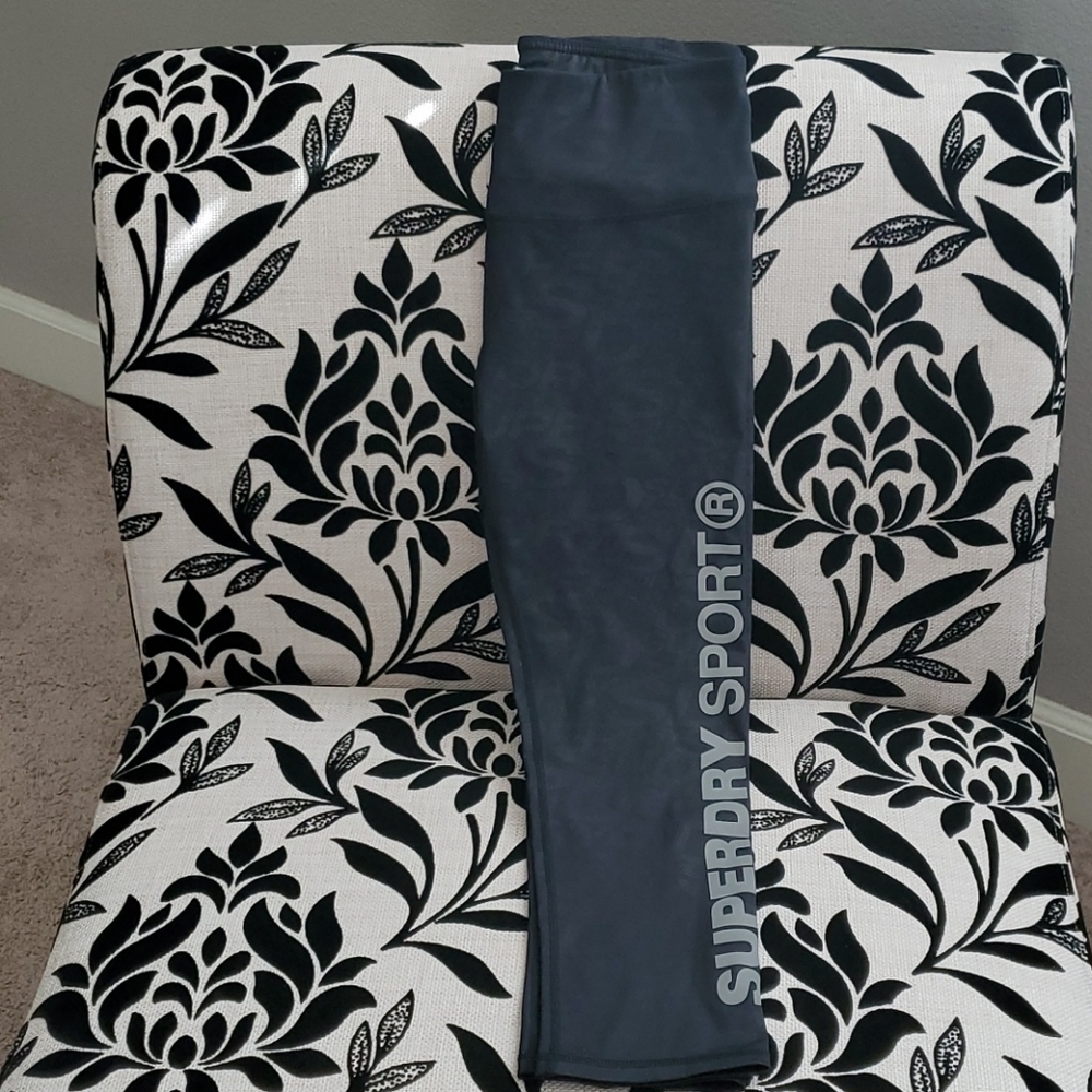 Superdry Sport cropped leggings size 6- black